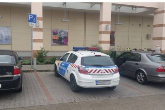 Csúnya dolgot csinált egy rendőr a vecsési Tesco-nál