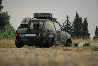 Katonát faragtak a német népautóból