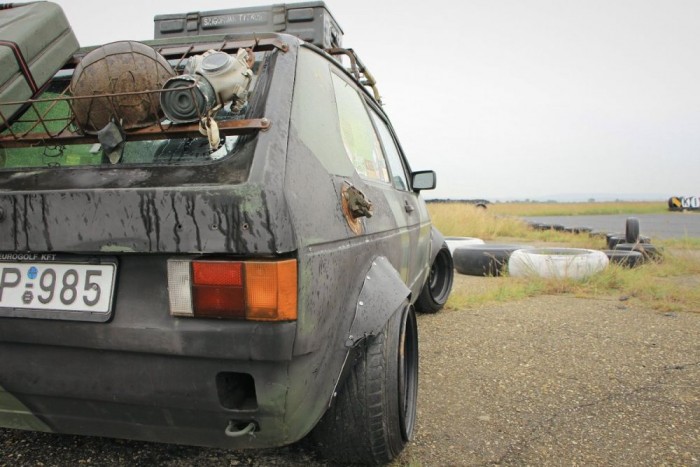 Katonát faragtak a német népautóból 13