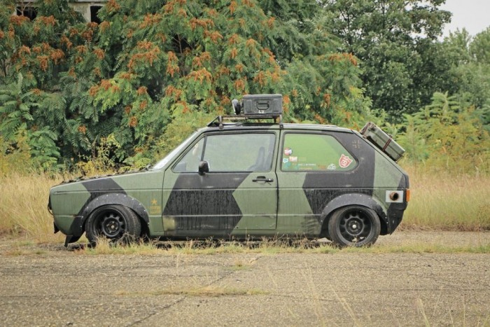 Katonát faragtak a német népautóból 12