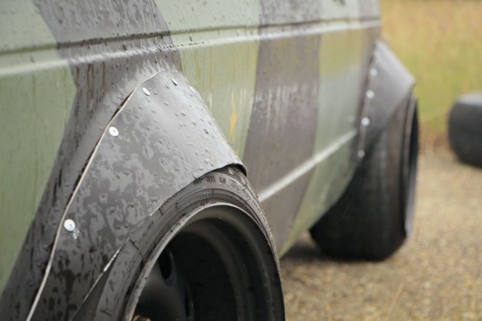 Katonát faragtak a német népautóból 7