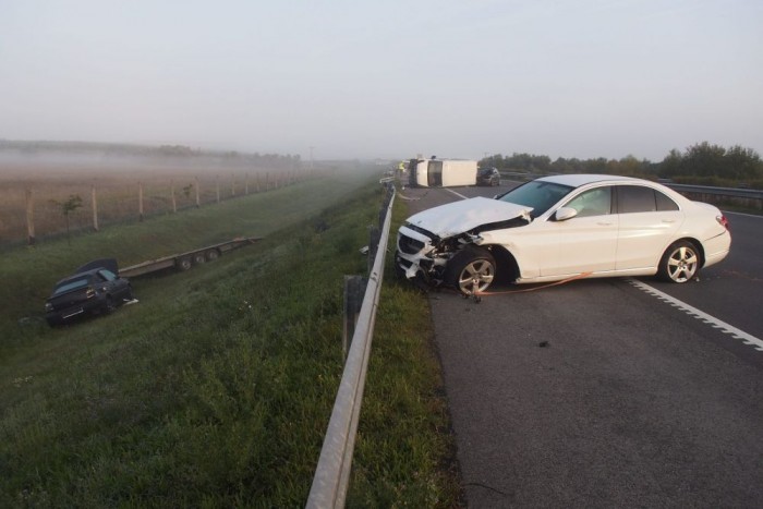 Úgy potyogtak az M5-ösön az autók, mint egy filmben 6 | Vezess Úgy potyogtak az M5-ösön az autók, mint egy filmben 6