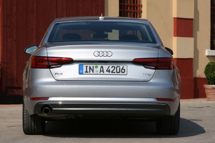 Vezettük: új Audi A4 B9, 2015 6 Torlódásban az A4 magától araszol az adaptív tempomattal, a sávtartórendszer a kormányt elfordítva megmarad a terelővonalak között és az autó persze be is parkol hosszában-keresztben