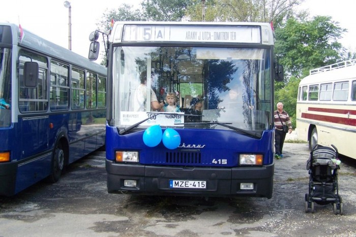 Újra egyesült az Ikarus-család 9 | Vezess A korábban megjelent információkkal ellentétben a BKV nem az egykori demóbuszt újíttatta fel. Ez az Ikarus 415-ös 1988-ban érkezett a társasághoz, 1996-tól azonban oktatóbuszként kezdték használni CKC-947-es rendszámmal.