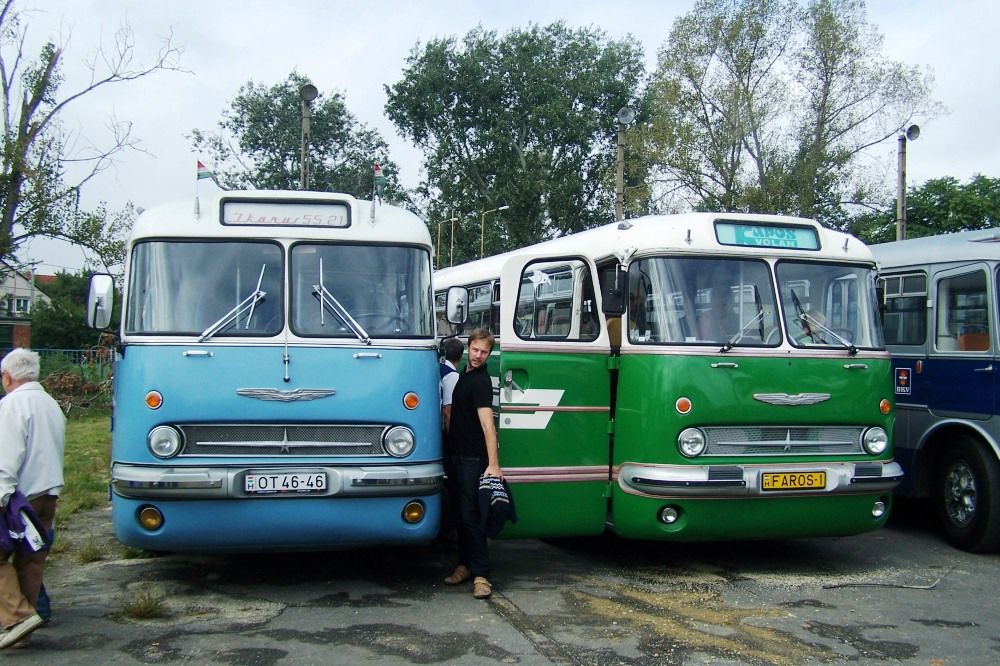 A Kapos Volán Ikarus 55-öse és egy Lux-kivitelű, Herendi asztali lámpákkal ellátott Faros.