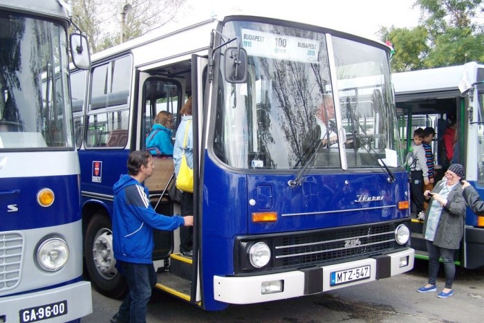 Újra egyesült az Ikarus-család 3 A képen látható Ikarus 284-es volt az első magyar tolócsuklós autóbusz. Ez annyit jelent, hogy a motor a csuklón túli kocsiszekrénybe került. Ez a jármű 1984-89 között az Ikarusnál volt, majd a Pannon Volánhoz került, ahonnan 2006-ban selejtezték. Később a BKV alvállalkozója a VT-Transman üzemeltette Budapesten. 2010-2014 között magántulajdonban volt, majd idén a BKV-hoz került és felújították.