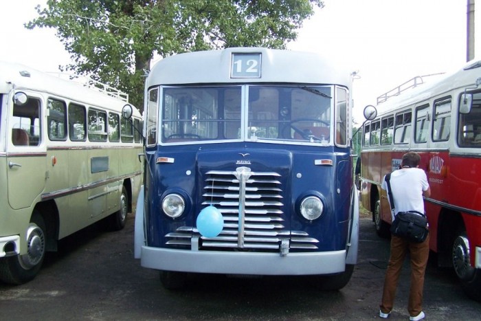 Újra egyesült az Ikarus-család 2 A MÁVAG Tr5-ösket a második világháború után, 1948-ban kezdte el gyártani a Nehézipari Központ (NIK). A szóló kivitelű járművek szinte megváltást hoztak az ostrom után újjászülető főváros számára, mely összesen 228 darabot vásárolt a típusból.