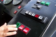 Az Ikarus 415-ös műszerfala nagyon el volt találva. Az ajtónyitó rendszernek köszönhetően csak azokat az ajtókat (az első ajtó kivételével) lehetett belülről kinyitni, ahol jelezték a leszállási szándékot. Felszálláskor pedig az ajtók mellett elhelyezett ajtónyitó-gombbal nyithatták ki az utasok az ajtókat.