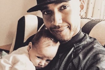 F1: Ilyen Hamilton, amikor babázik