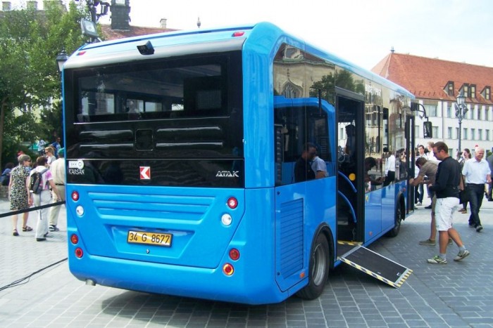 A második ajtónál mechanikusan kihajtható rámpa áll rendelkezésre a mozgássérült utasok fel- és leszállására. 