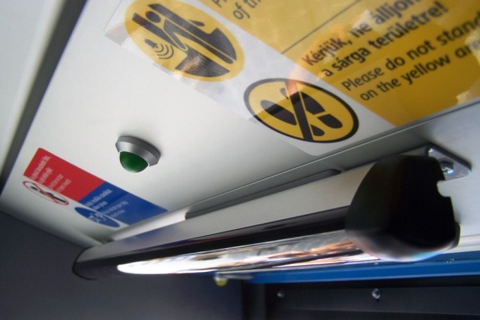 Az ajtók fölött található fotocella megakadályozza, hogy a jármű sofőrje véletlenül odacsukja az utast. 