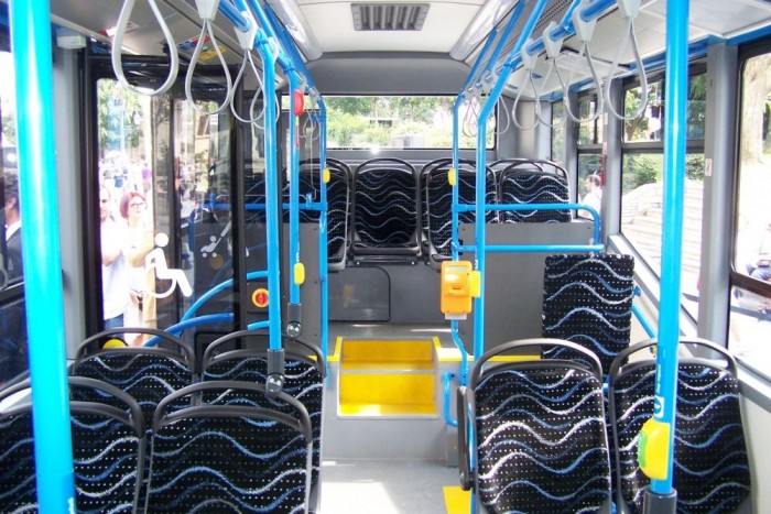 Mindkét oldalt dupla üléspárok találhatók az utastérben, csak az első ajtó mögött van egy-egy másfeles ülés. 