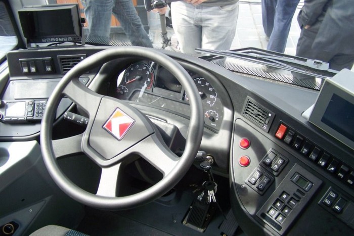 A járművet automata-váltóval szerelték, jobb oldalt a FUTÁR eszköz, bal oldalt pedig a külső és belső kamerák képeit összesítő monitor található. 