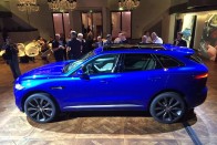 Karkötővel nyílik a Jaguar első SUV-ja, az F-Pace 37