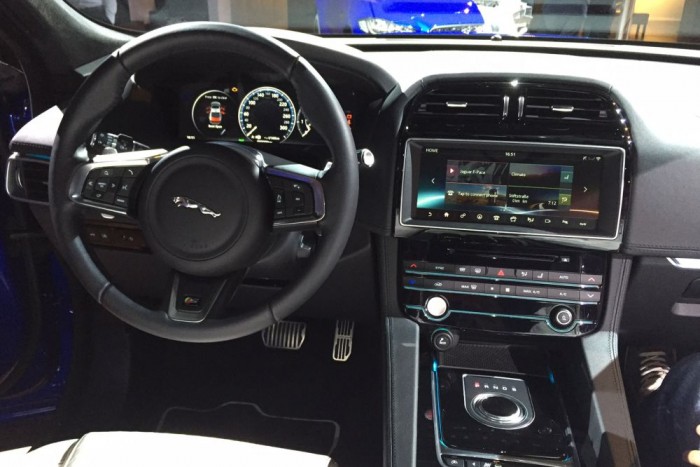 Karkötővel nyílik a Jaguar első SUV-ja, az F-Pace 7