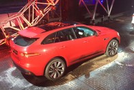 Karkötővel nyílik a Jaguar első SUV-ja, az F-Pace 39