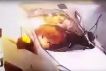 Rágyújtott az autóban, szétrobbant az egész!