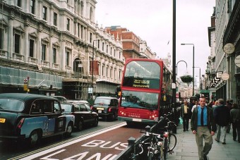 Őrületes bírság a brit buszsávban autózóknak