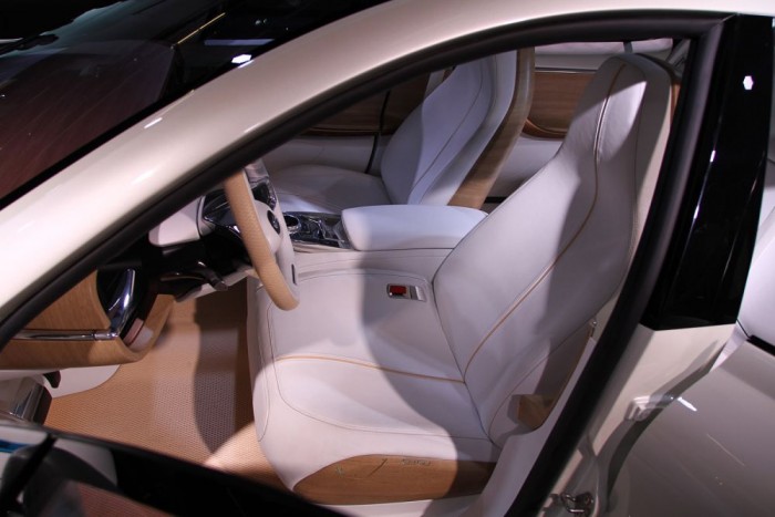 Tajvani-német koprodukciós Tesla-gyilkos 9 | Vezess Érdekes az övcsat elhelyezése az üléspárnában