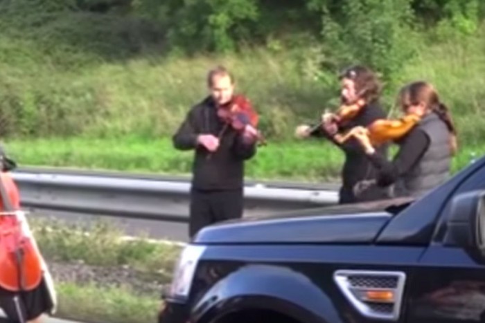 Ennél megnyugtatóbb dolog nem történhet egy dugóban