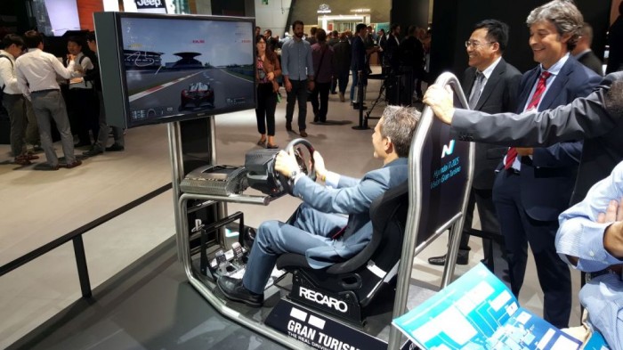 Itt pedig ki is lehet próbálni a Hyundai N 2025 Vision GT-t, sajnos csak virtuális falak közé szorítva. 