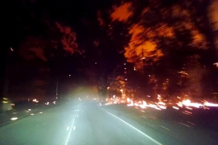 Autóval hajtott át a tűzvészen