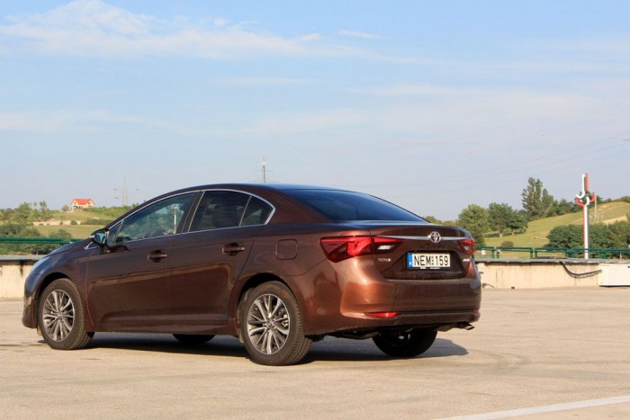 Kanyarban dől az Avensis, de gyorsabb, mint gondolnánk