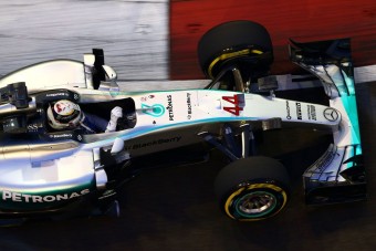 F1: Hamilton küszködött, az újonc falnak ment 