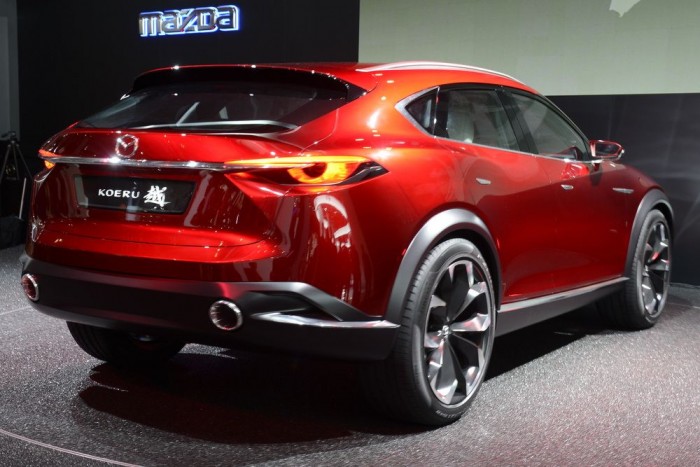 Letért a járt útról a Mazda SUV-ja 5 | Vezess Letért a járt útról a Mazda SUV-ja 5