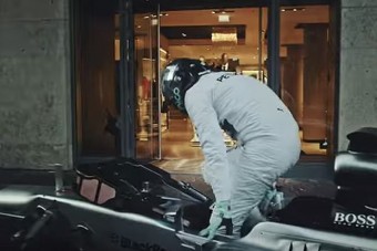 Rosberg F1-es autóval ment öltönyt venni