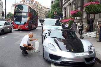 A milliárdos, aki a nyílt utcán mosatta le autóját