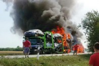 Brutális lángok a 86-oson, kiégett egy autószállító – Videó 8