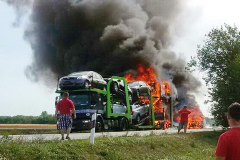 Brutális lángok a 86-oson, kiégett egy autószállító – Videó 5