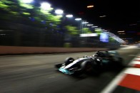 F1: A Mercedes sokkban, Hamilton kínjában röhög 43