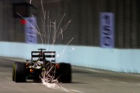 F1: A Mercedes sokkban, Hamilton kínjában röhög 48