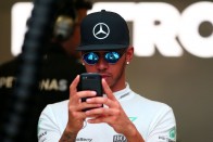 F1: A Mercedes sokkban, Hamilton kínjában röhög 56