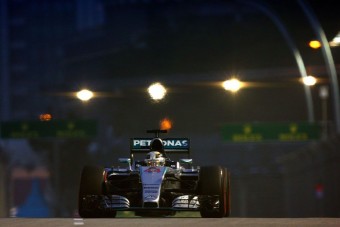 F1: A Mercedes sokkban, Hamilton kínjában röhög