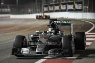 F1: A Mercedes sokkban, Hamilton kínjában röhög 60