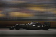 F1: A Mercedes sokkban, Hamilton kínjában röhög 69