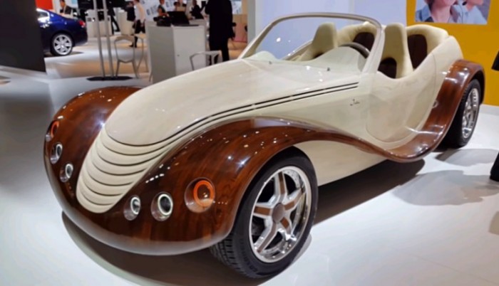 Egy székely mester faautóján ámul a világ