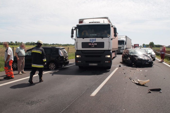 Teljes útzár az M7-esen, 3 autó ütközött