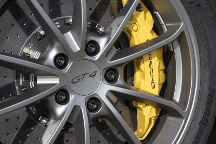A fékek a GT3-asról származnak és hatalmasak. A kerámiatárcsa opciós