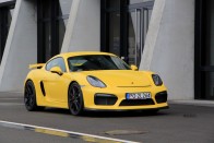 A Cayman GT4 vadállat a pályán, de simán járhatunk vele dolgozni is