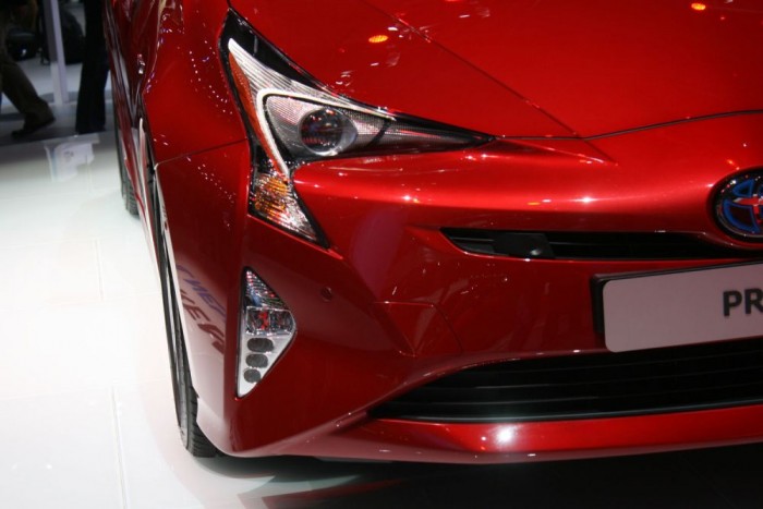 Radikális váltás az új Toyota Prius 2 A lámpa melletti él és a ködlámpák formája azt a célt szolgálja, hogy a levegő nagyon tisztán áramolhasson a kasztni körül
