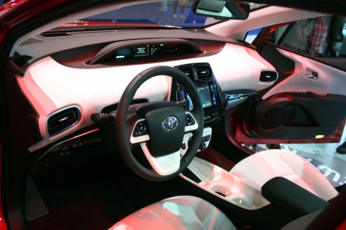 Radikális váltás az új Toyota Prius 7 Lényegesen jobb lett az üléshelyzet és a minőségérzet. Ideje volt javítani, a kifutó Prius listaáron 9-12 milliós autó