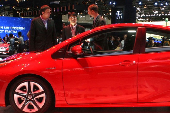 Titkok a 3,2 litert fogyasztó Toyota Priusról 6 Bal szélen Krajcsovits Sándor, a Toyota-importőr kommunikációs vezetője, középen Tojosima Kodzsi főmérnök, jobbra a szerző