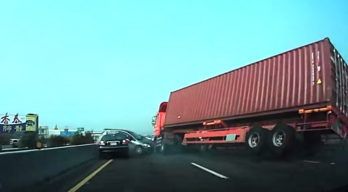 Kínában kegyetlen véget ért a kamionos baleset