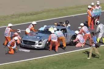 F1: A pályabírók cseréltek kereket a biztonsági autón