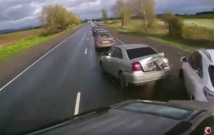 Alvó kamionsofőr miatt szabadult el a pokol