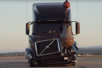 Amikor egy kamion és a 2 tonnás betongolyó találkozik